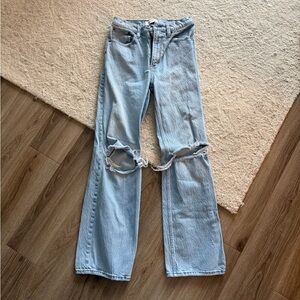 Abercrombie 90s Relaxed Jean High Rise - Light Wash with distressing